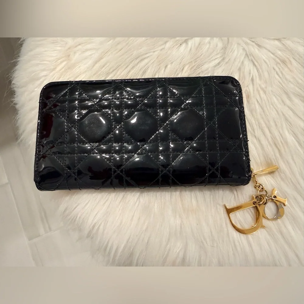 Dior - Lady Dior Voyageur Zip Wallet in Black Patent Cannage - Picture 4 of 15
